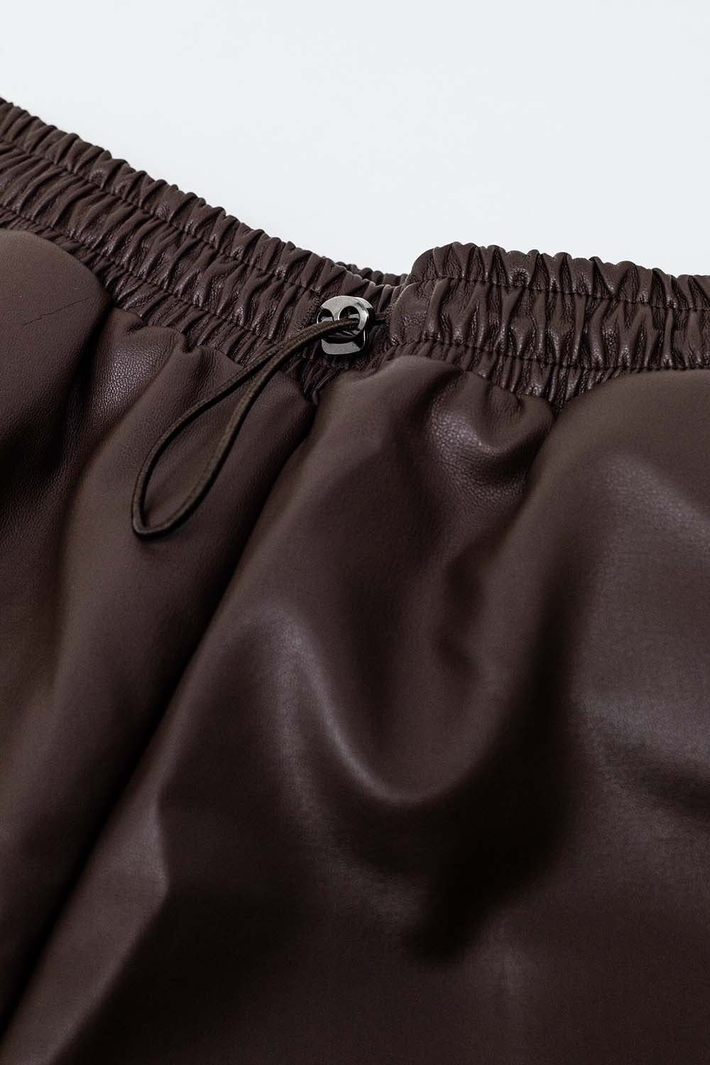 Pantalón corto de piel sintética marrón con fruncido en la cintura con cordón de ajuste Q2