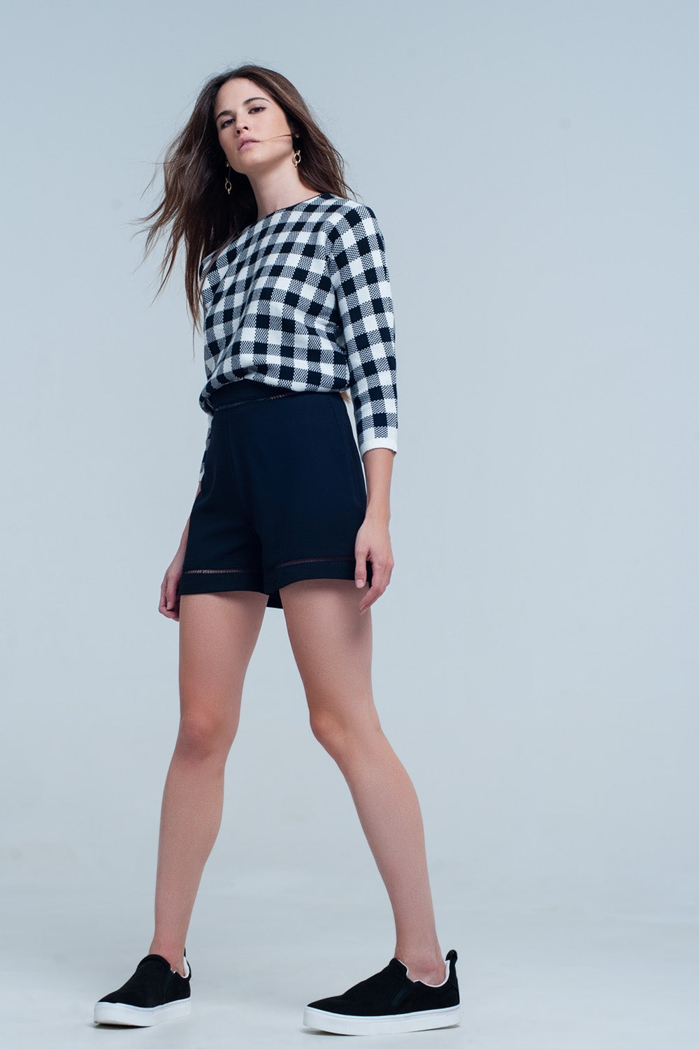 Pantalón corto negro con encaje Q2