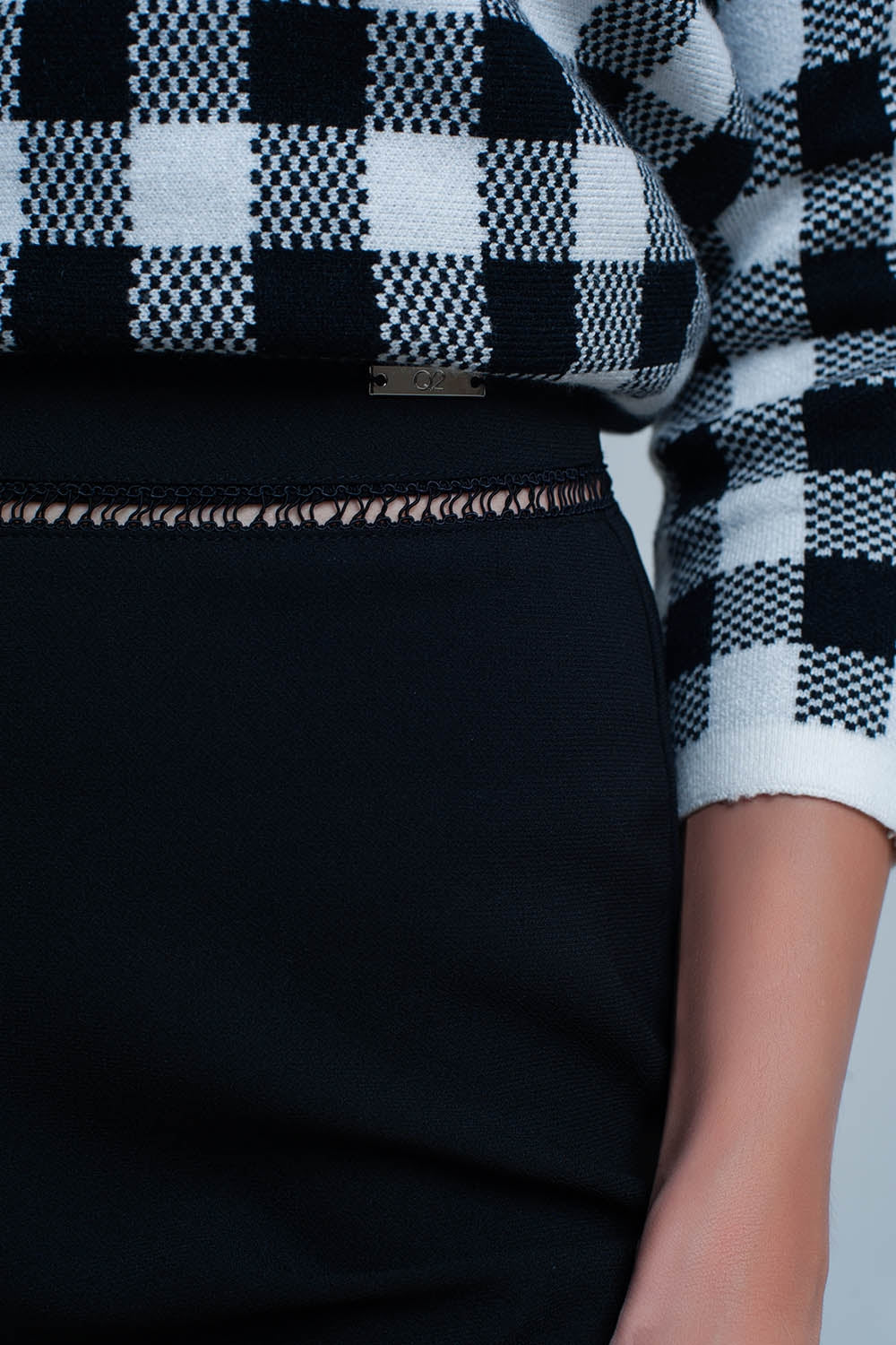Pantalón corto negro con encaje Q2
