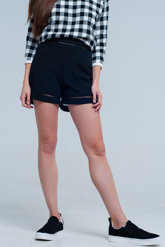 Q2 Pantalón corto negro con encaje