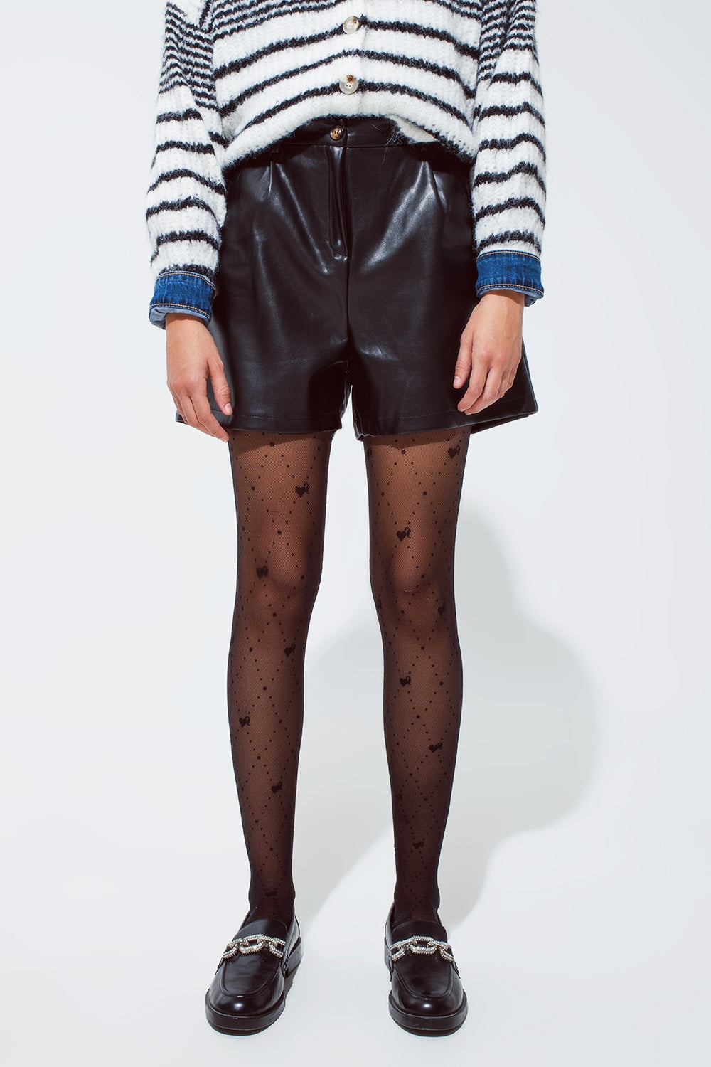 Q2 Pantalón corto oversize de piel sintética con pliegue delantero y bolsillos en negro