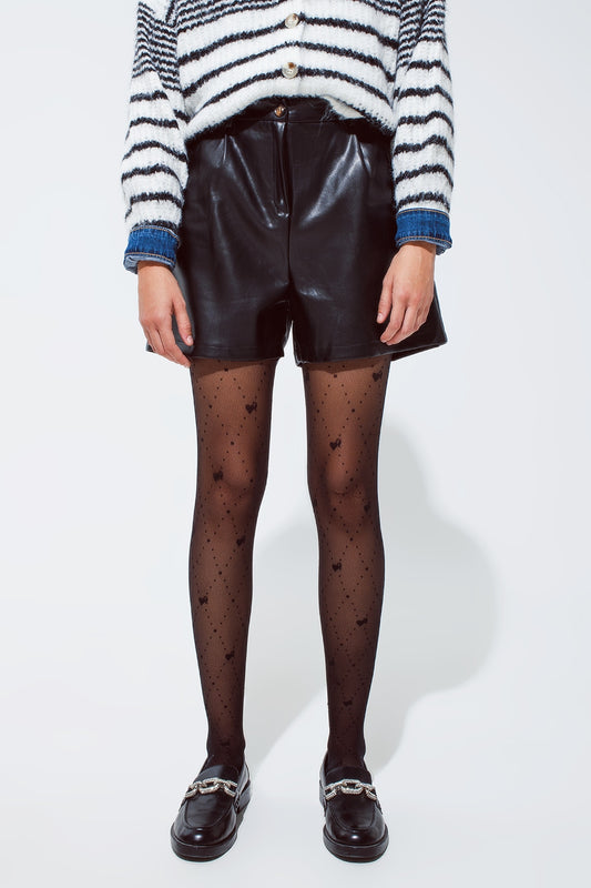 Q2 Pantalón corto oversize de piel sintética con pliegue delantero y bolsillos en negro