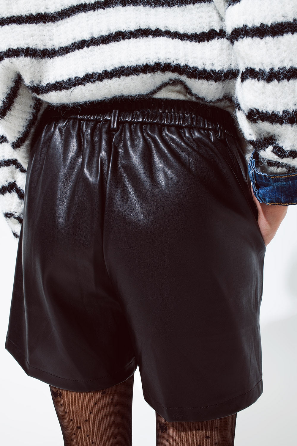 Pantalón corto oversize de piel sintética con pliegue delantero y bolsillos en negro Q2