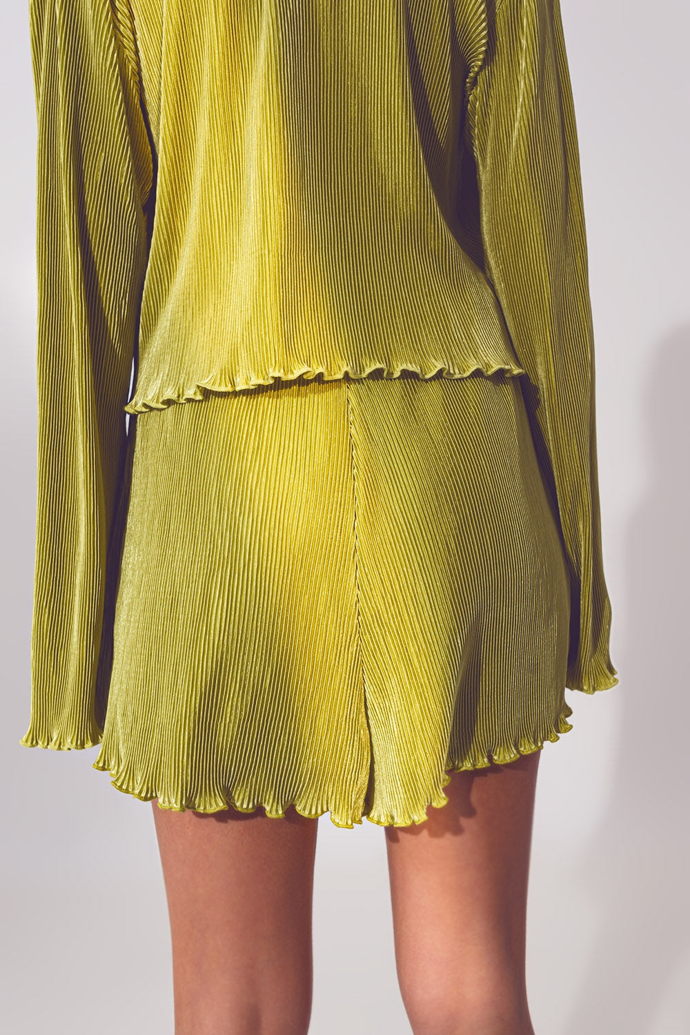 Pantalón corto plisado en verde Q2