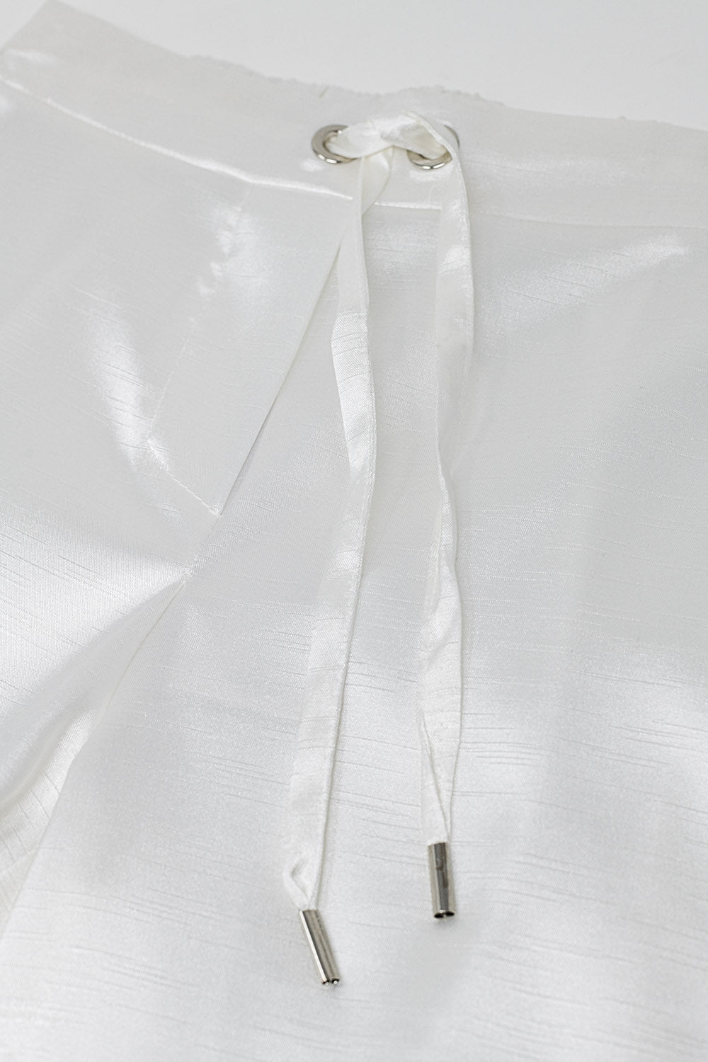 Pantalón de cintura alta de raso blanco con cordón de ajuste Q2
