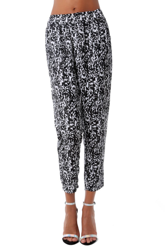 Q2 Pantalón de corte holgado con estampado abstracto