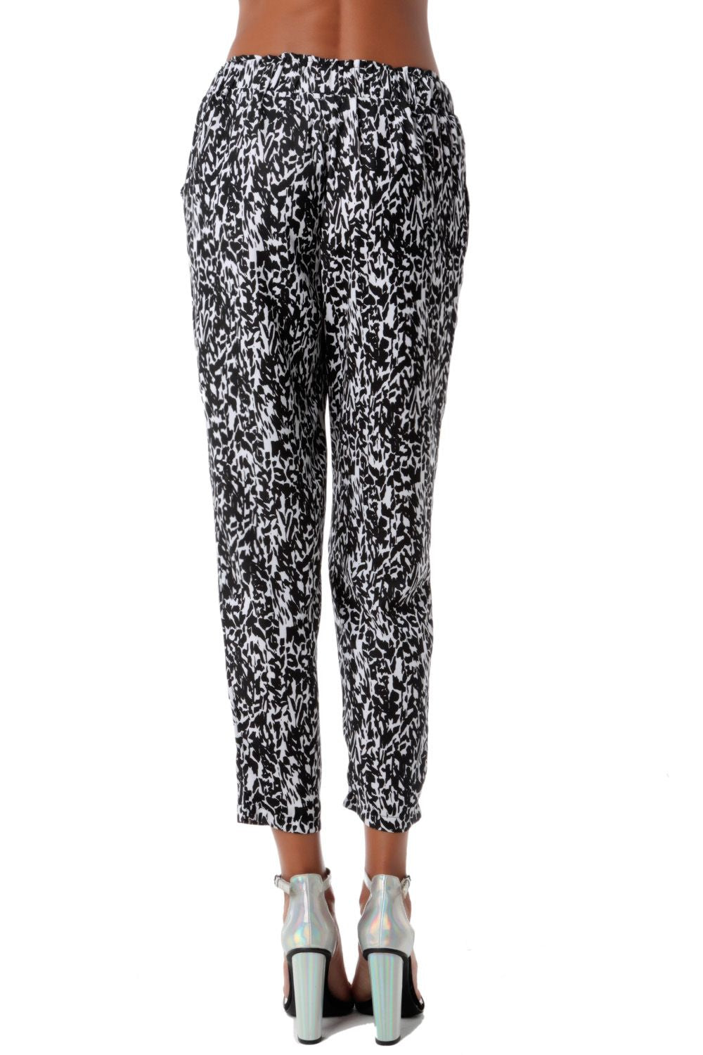 Pantalón de corte holgado con estampado abstracto Q2