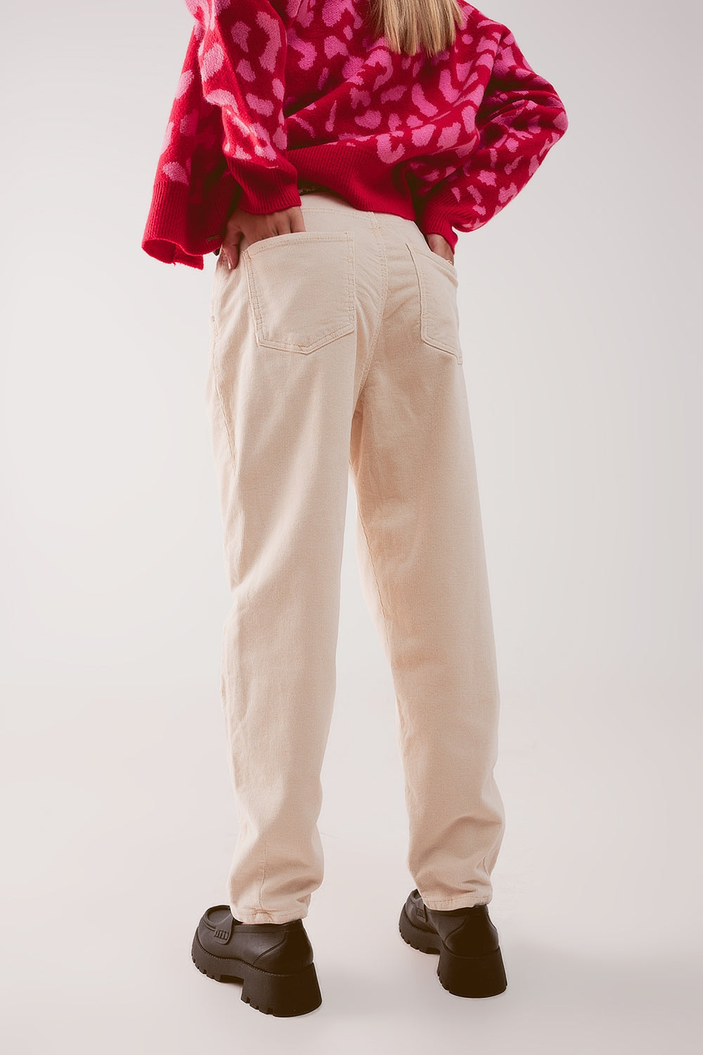 Pantalon de pana con pinzas ancho en crudo Q2