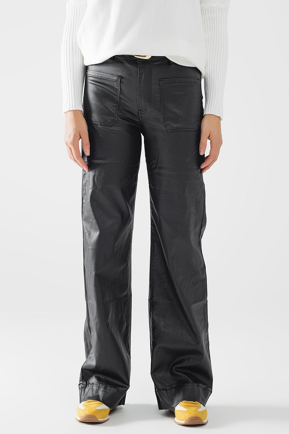 Pantalón de piel sintética con pernera ancha y detalle de bolsillo Q2