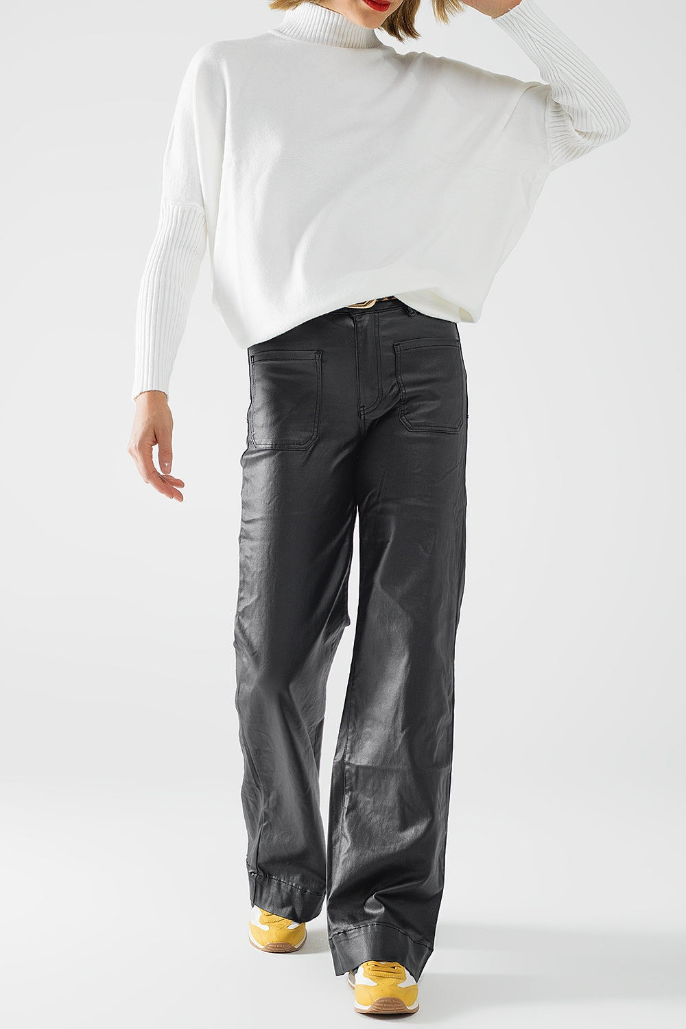 Pantalón de piel sintética con pernera ancha y detalle de bolsillo Q2