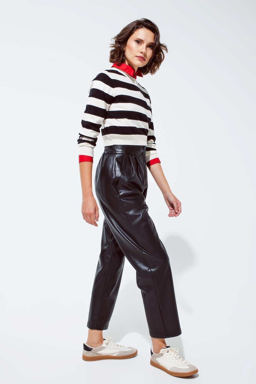 Pantalón de piel sintética con pliegues y cintura elástica Q2