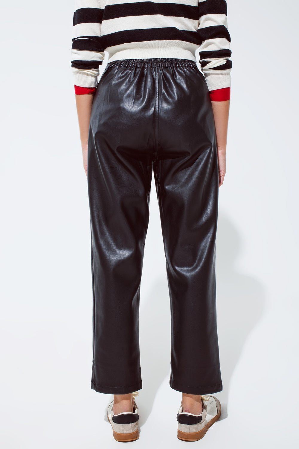 Pantalón de piel sintética con pliegues y cintura elástica Q2