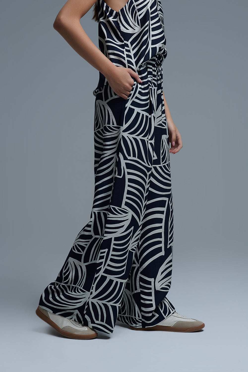 Pantalón de pierna ancha azul marino y blanco con estampado de hojas blancas Q2