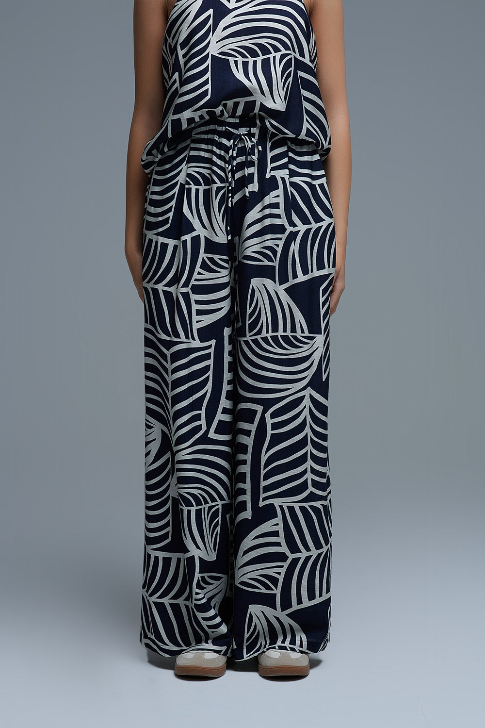Pantalón de pierna ancha azul marino y blanco con estampado de hojas blancas Q2