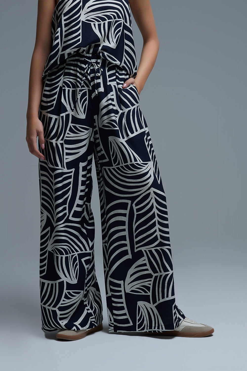 Q2 Pantalón de pierna ancha azul marino y blanco con estampado de hojas blancas