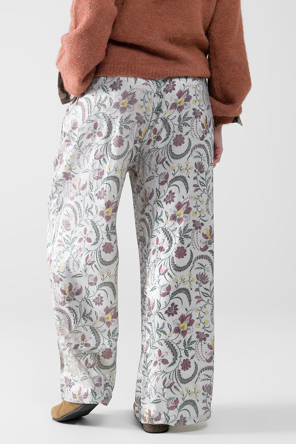 pantalón de raso gris estampado de flores Q2
