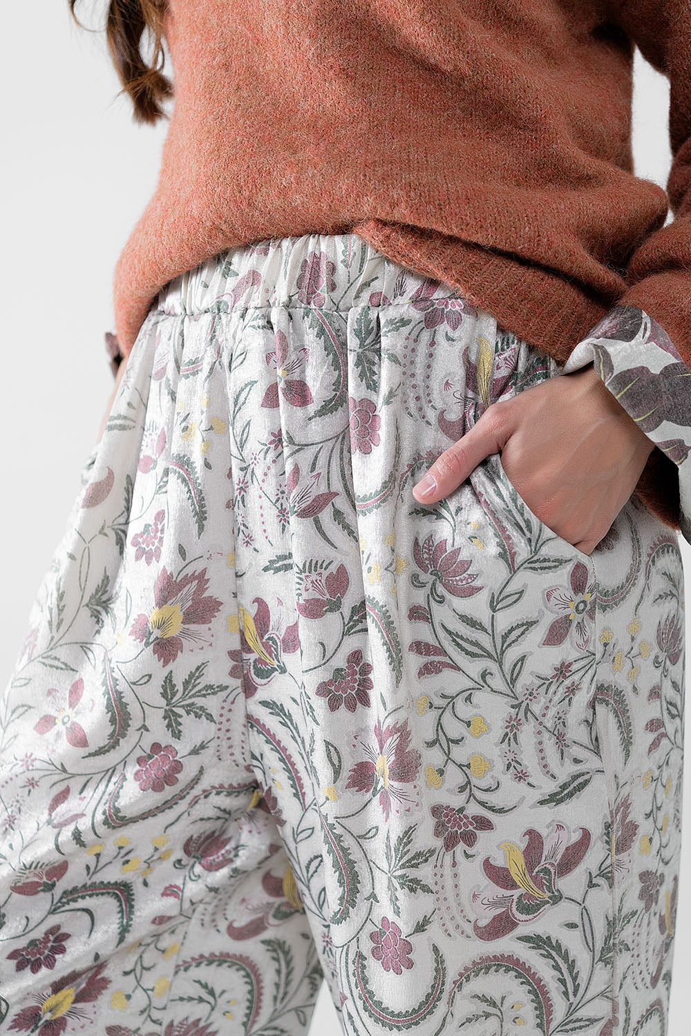 pantalón de raso gris estampado de flores Q2