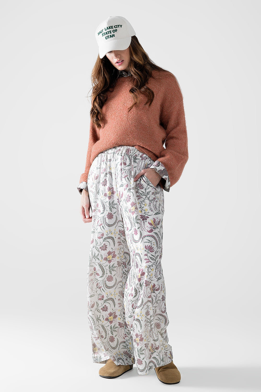 pantalón de raso gris estampado de flores Q2