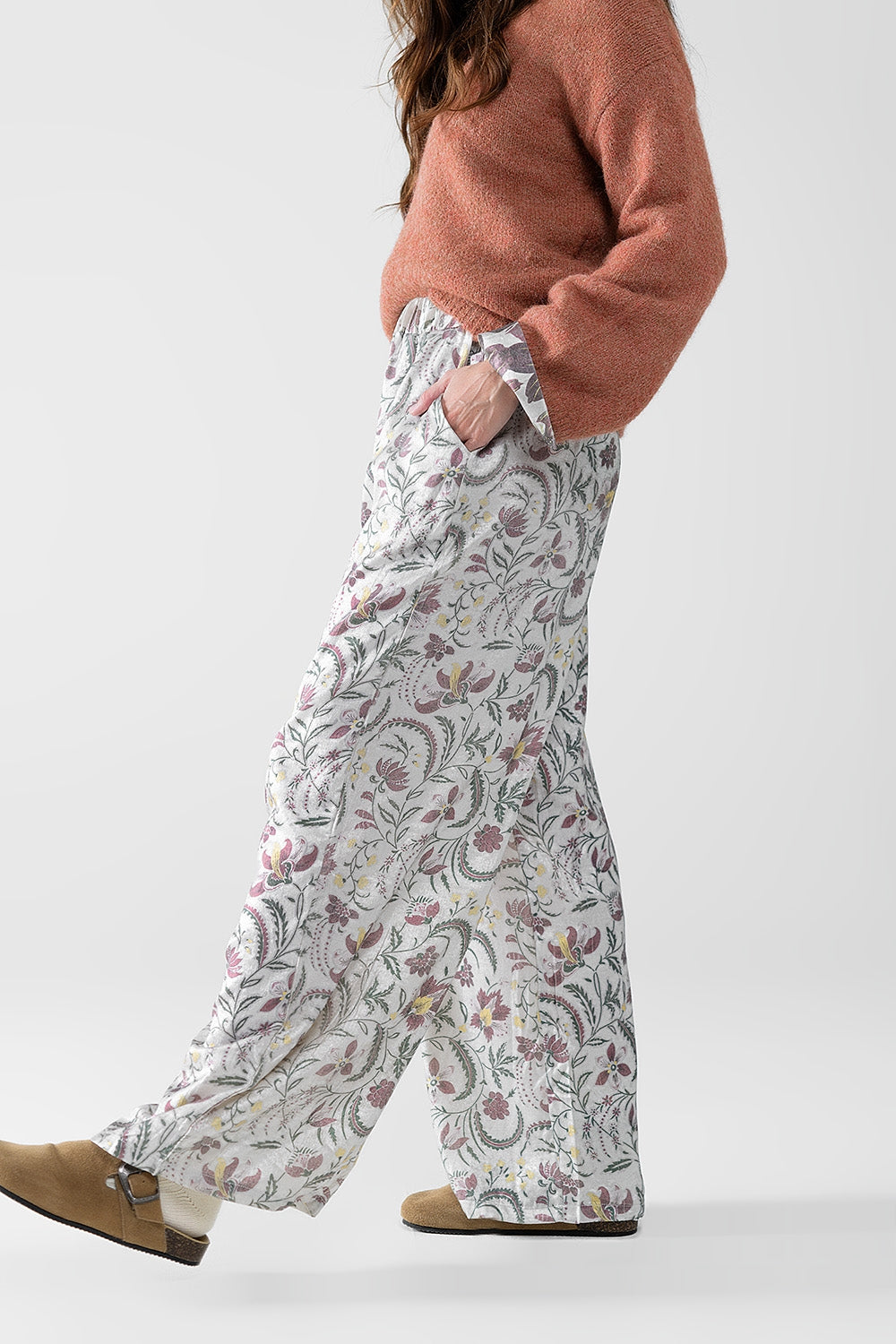 pantalón de raso gris estampado de flores Q2