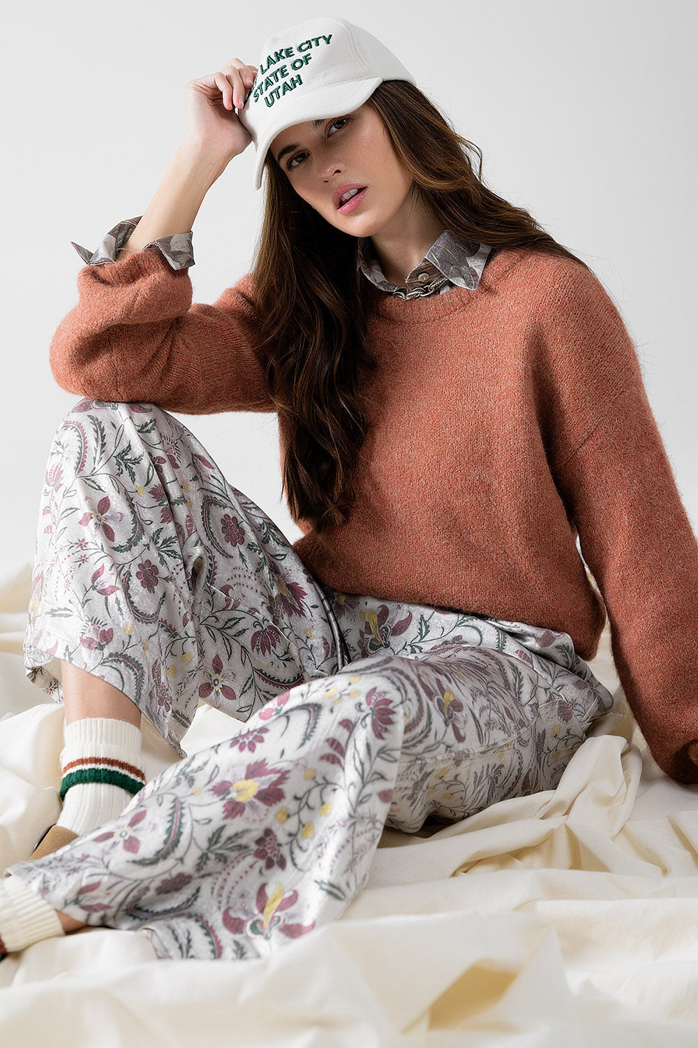 pantalón de raso gris estampado de flores Q2