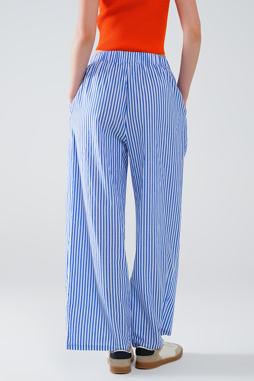 Pantalón de rayas azules con cintura elástica y bolsillos Q2