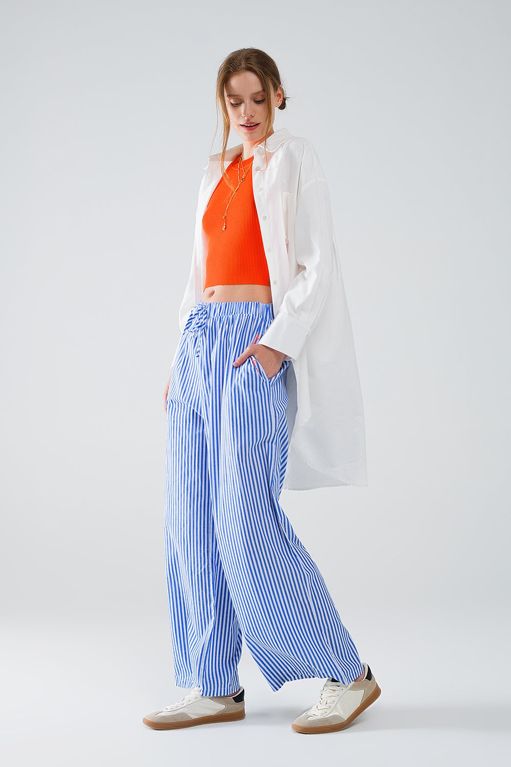 Pantalón de rayas azules con cintura elástica y bolsillos Q2