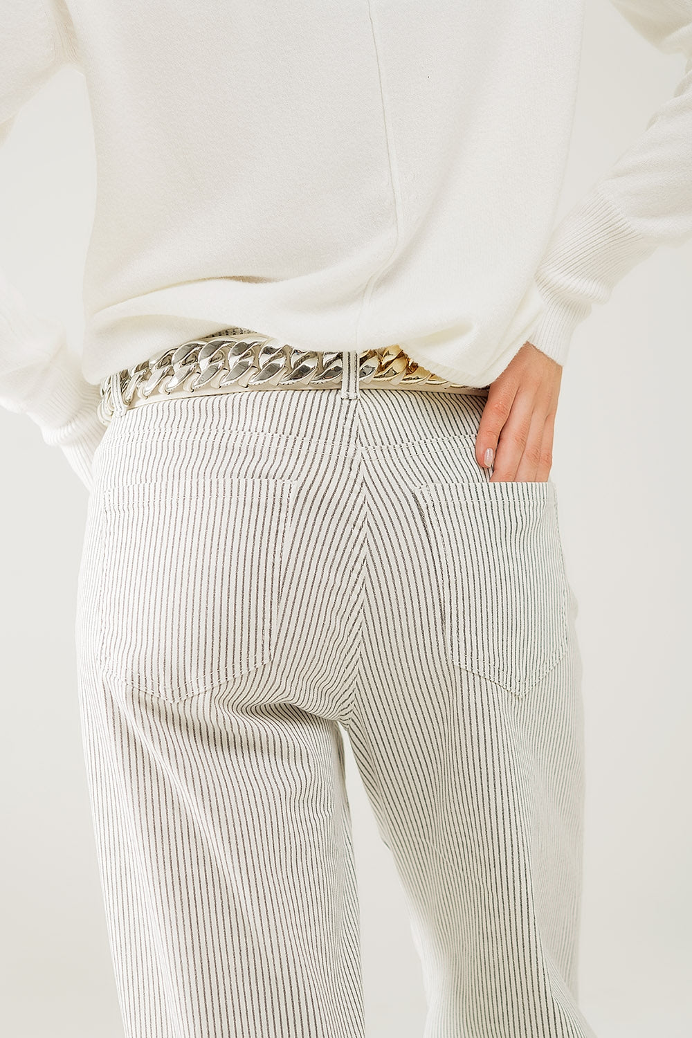 Pantalón de rayas con pernera recta en tejido elástico Q2