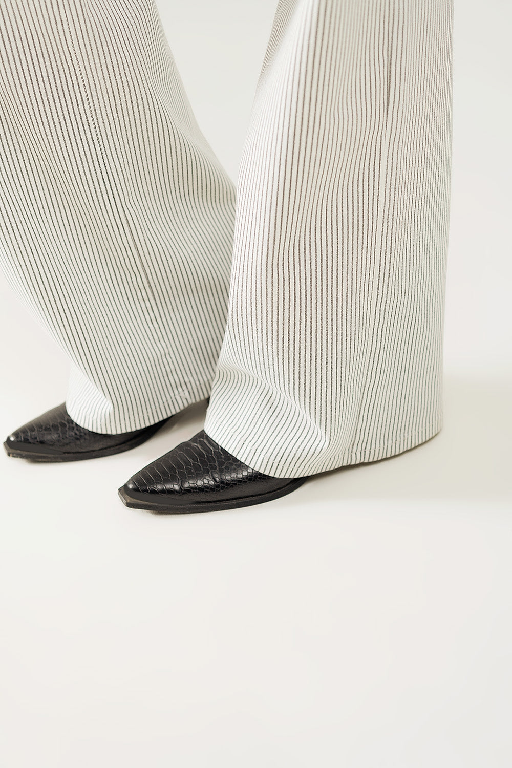 Pantalón de rayas con pernera recta en tejido elástico Q2