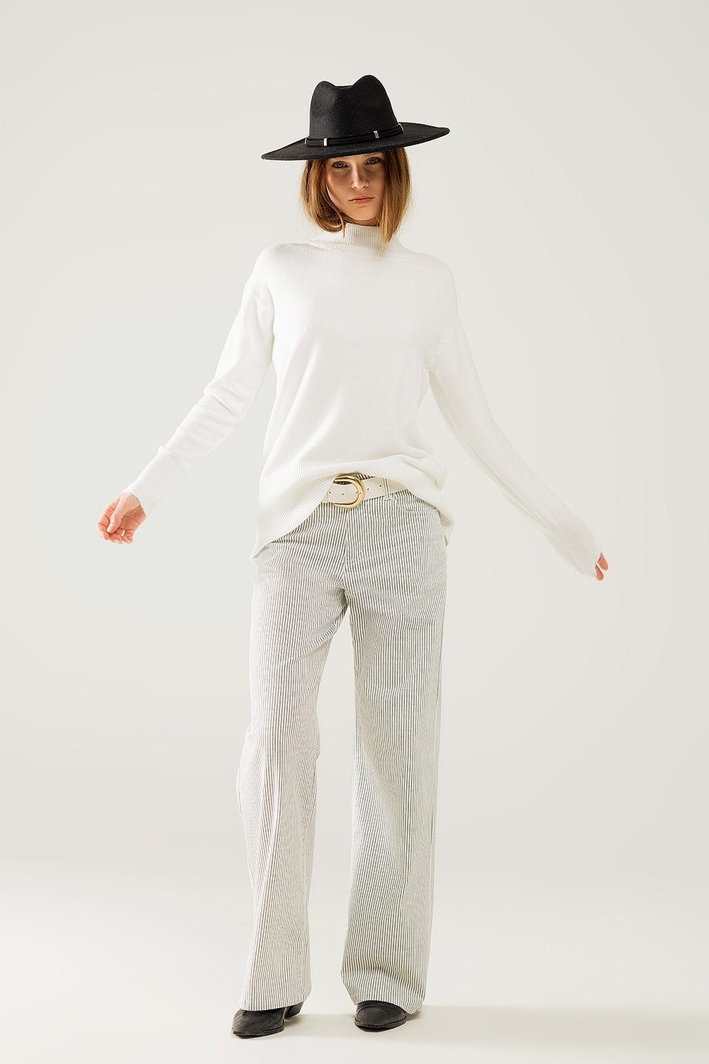 Pantalón de rayas con pernera recta en tejido elástico Q2