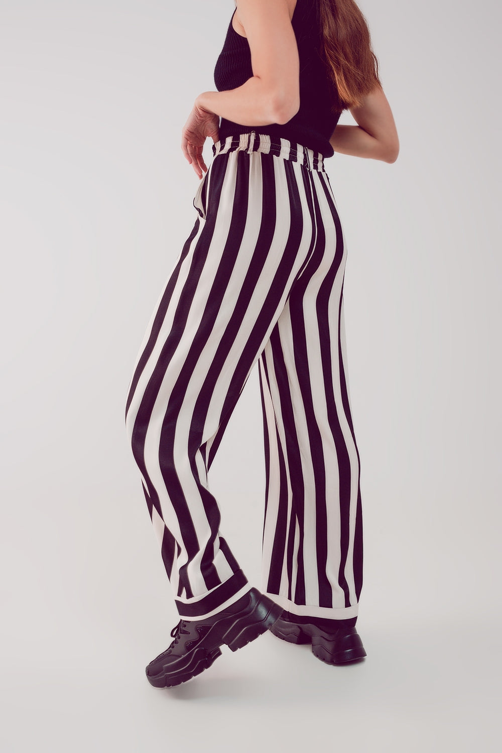 pantalón de saten de pernera ancha con rayas blancas y negras Q2