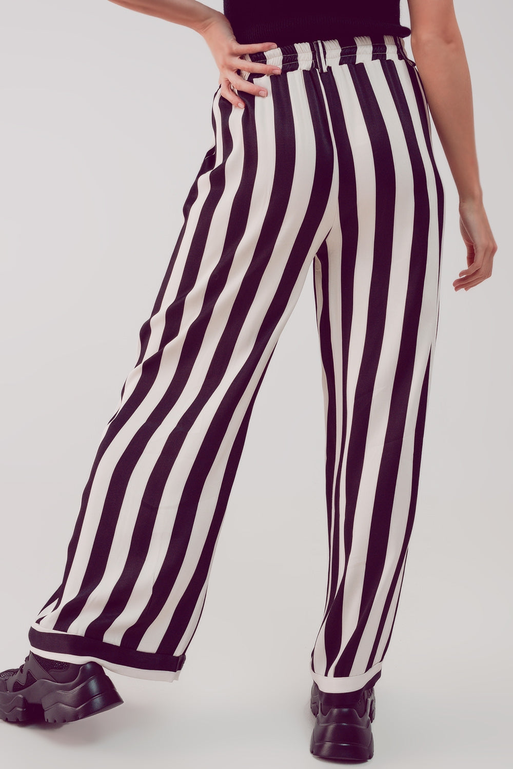 pantalón de saten de pernera ancha con rayas blancas y negras Q2