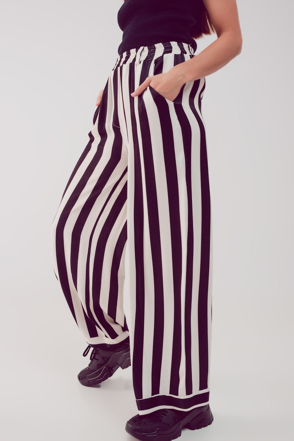 pantalón de saten de pernera ancha con rayas blancas y negras Q2