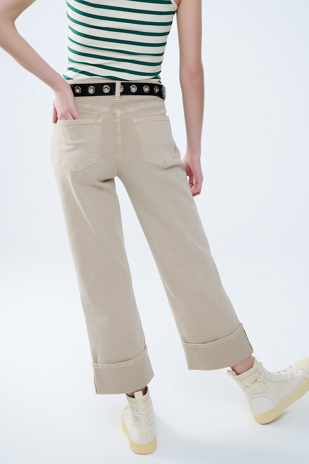 Pantalón en beige recto con bajo tobillero Q2