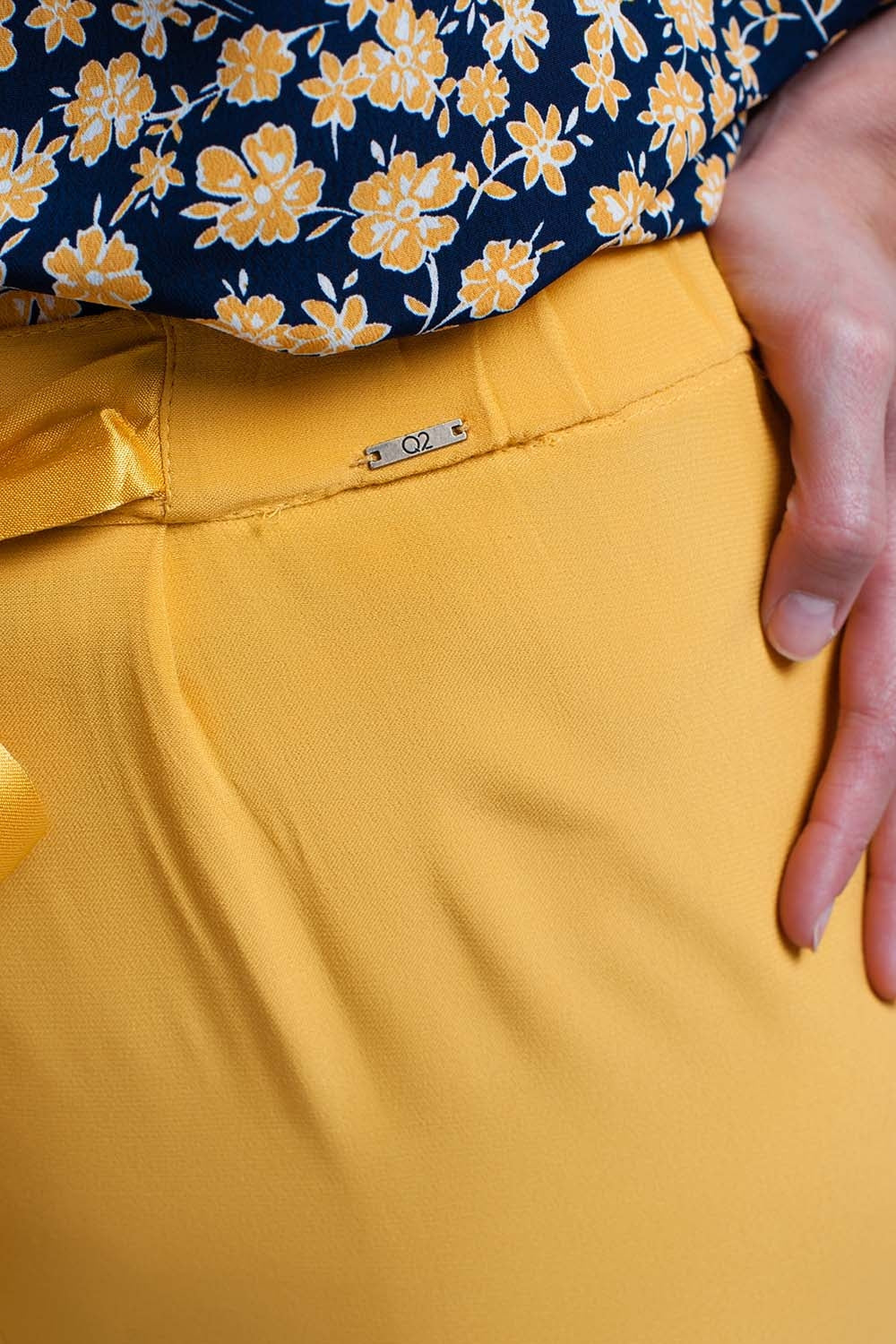 Pantalon en mostaza con cinturón de raso Q2