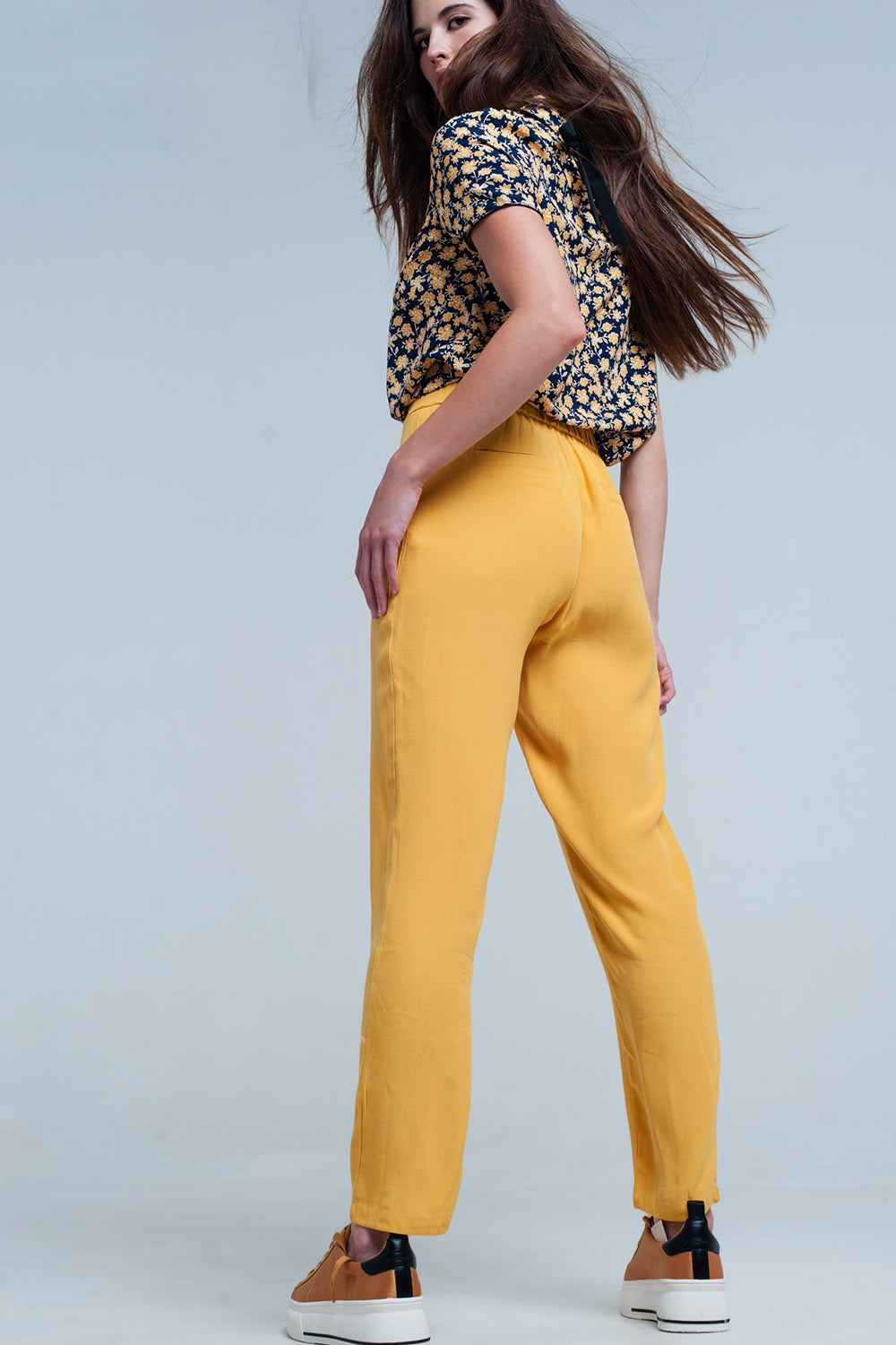 Pantalon en mostaza con cinturón de raso Q2