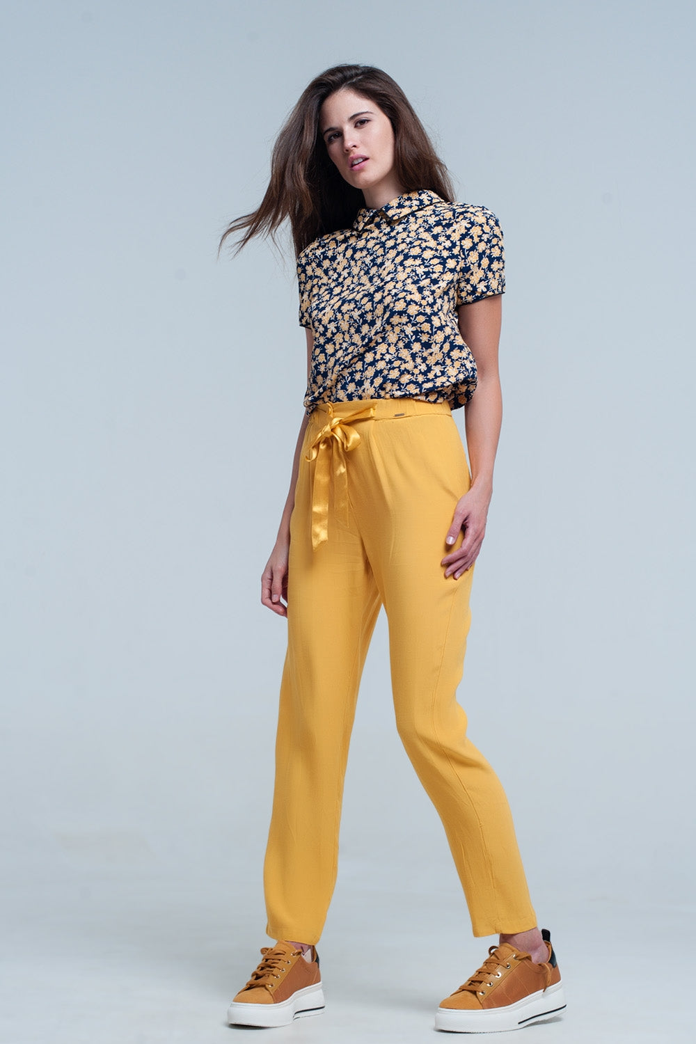 Pantalon en mostaza con cinturón de raso Q2