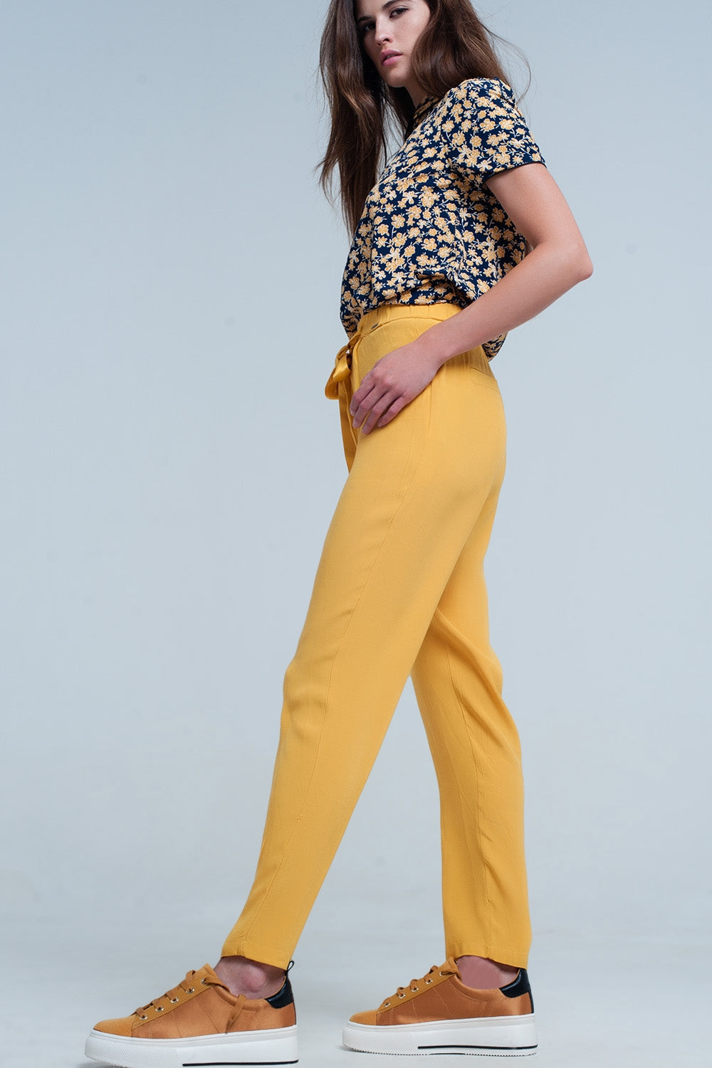 Pantalon en mostaza con cinturón de raso Q2