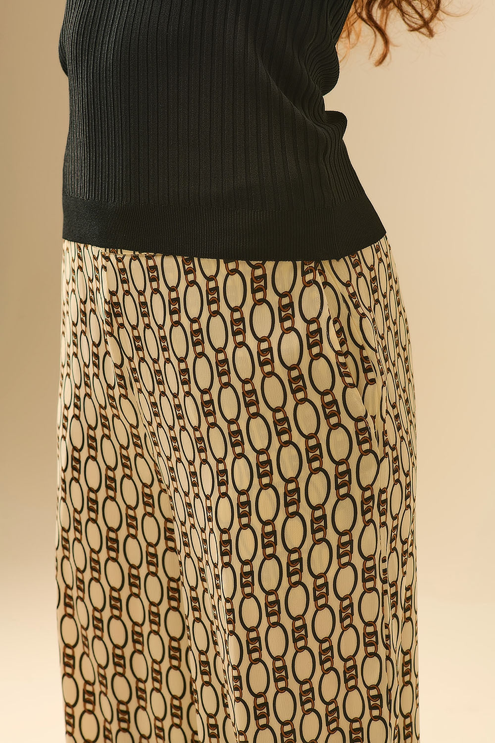 Pantalón estampado de pata ancha con motivo de cadenas Q2