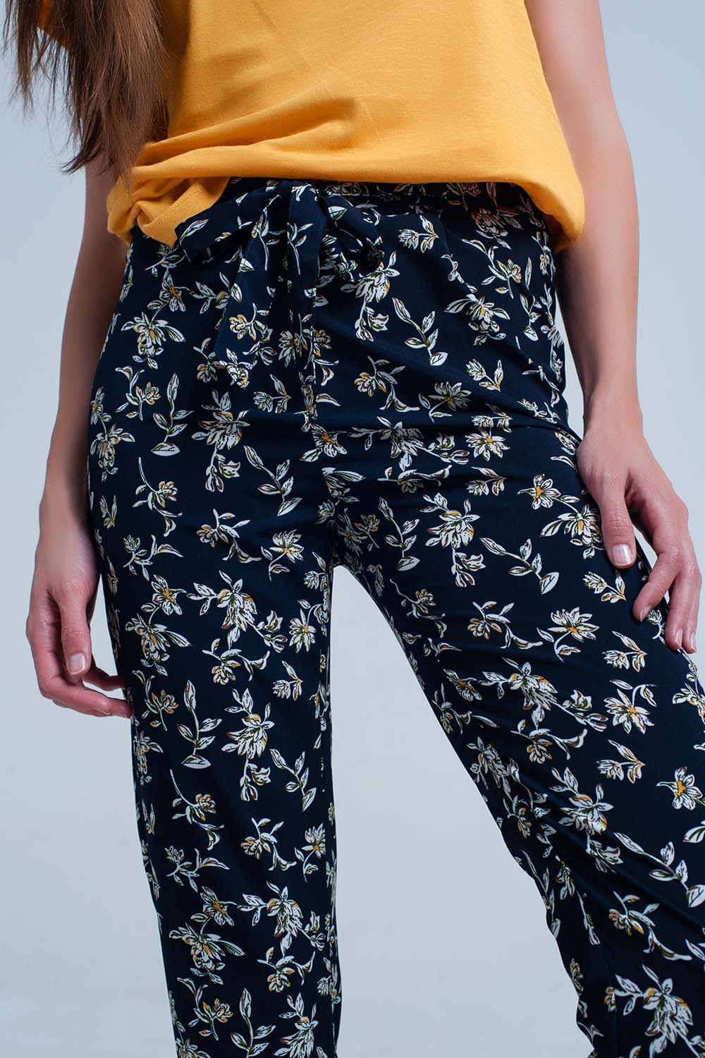 Pantalon estampado flores con cinturon Q2