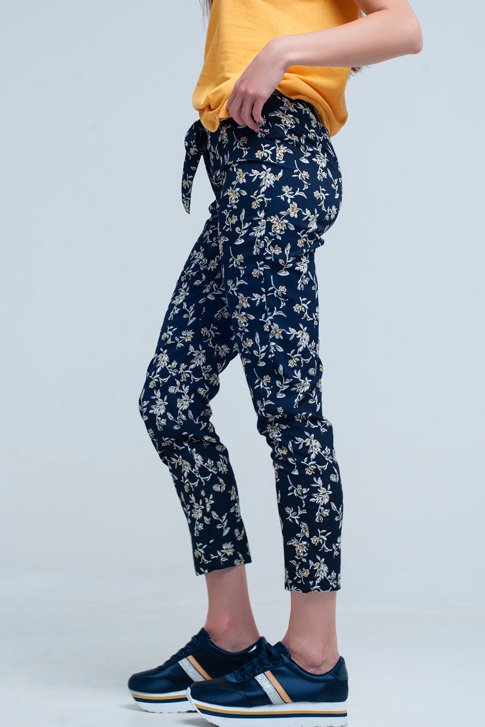 Pantalon estampado flores con cinturon Q2