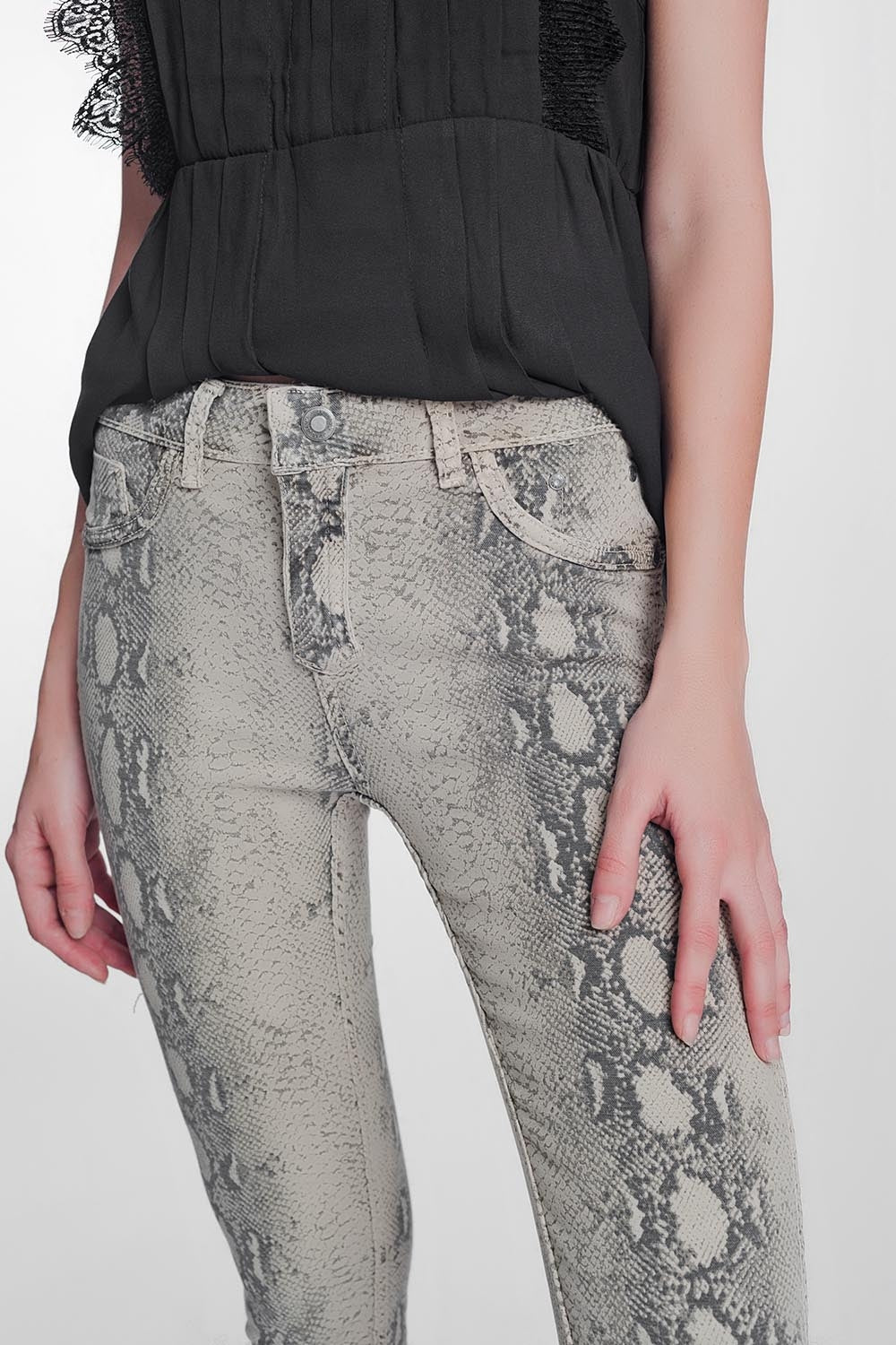 Pantalon estampado serpiente reversible en beige Q2