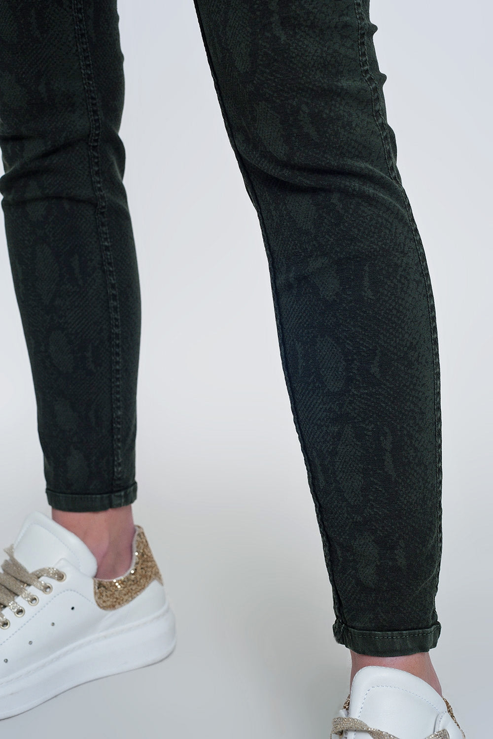 Pantalon estampado serpiente reversible en caqui Q2