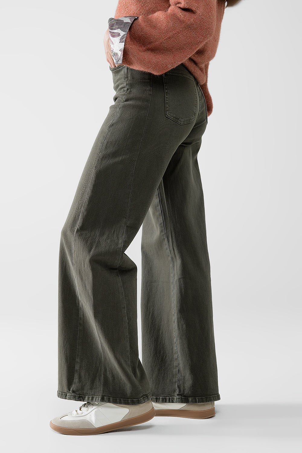 Pantalón extra ancho en color verde oliva Q2
