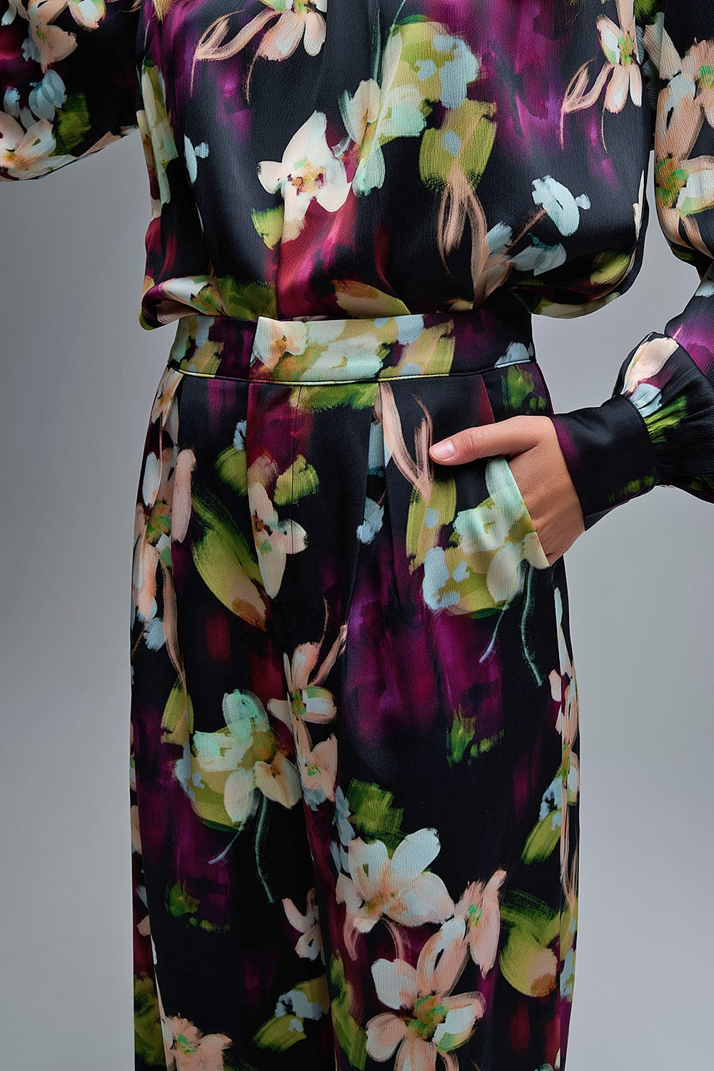 Pantalón fluido con estampado floral en tejido satinado con bolsillos laterales Q2