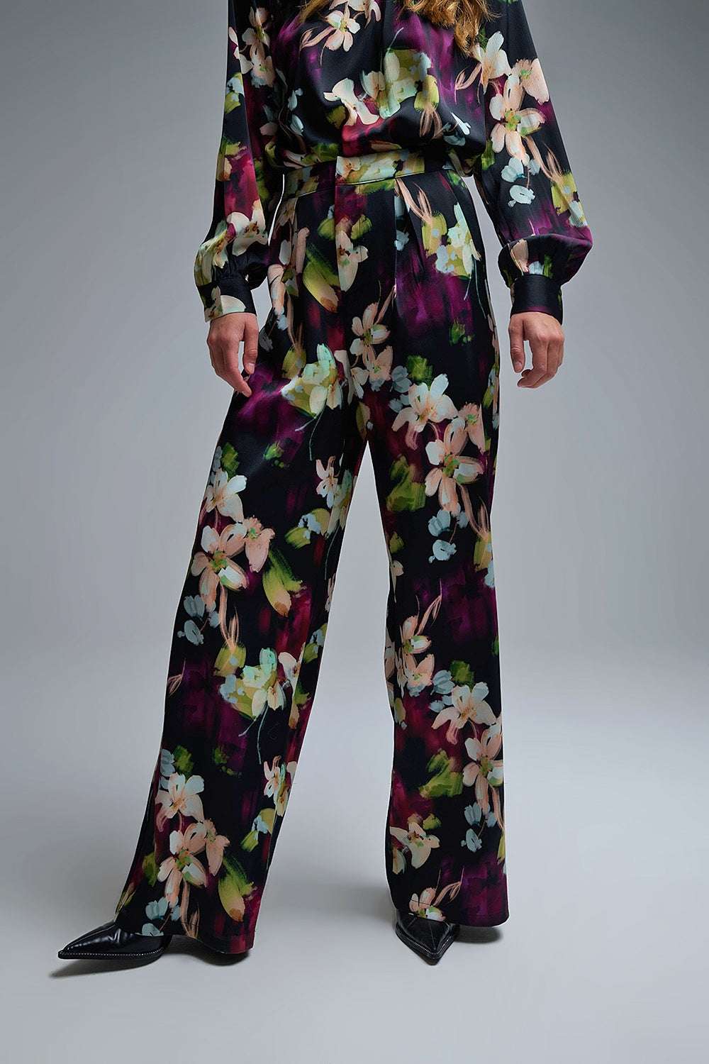 Pantalón fluido con estampado floral en tejido satinado con bolsillos laterales Q2