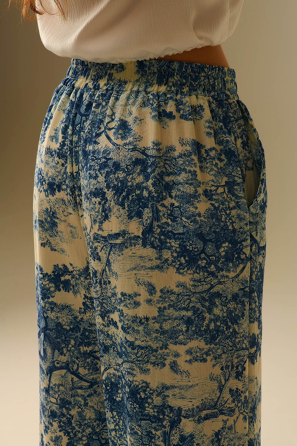 Pantalón fluido estampado Toile de Jouy con cintura elástica Q2