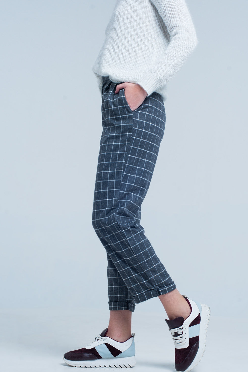 Pantalon gris en estampado de cuadros en blanco Q2