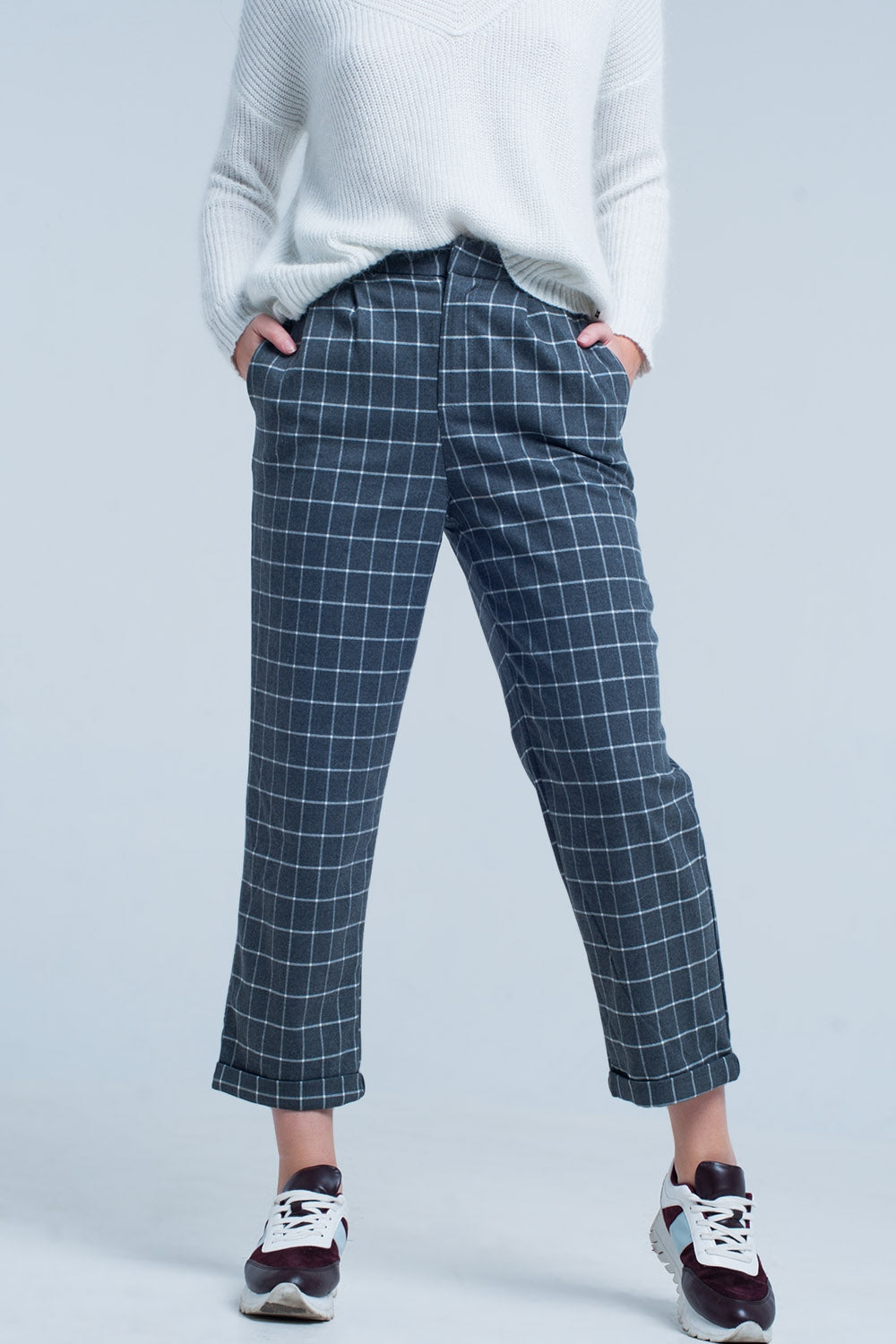 Pantalon gris en estampado de cuadros en blanco Q2