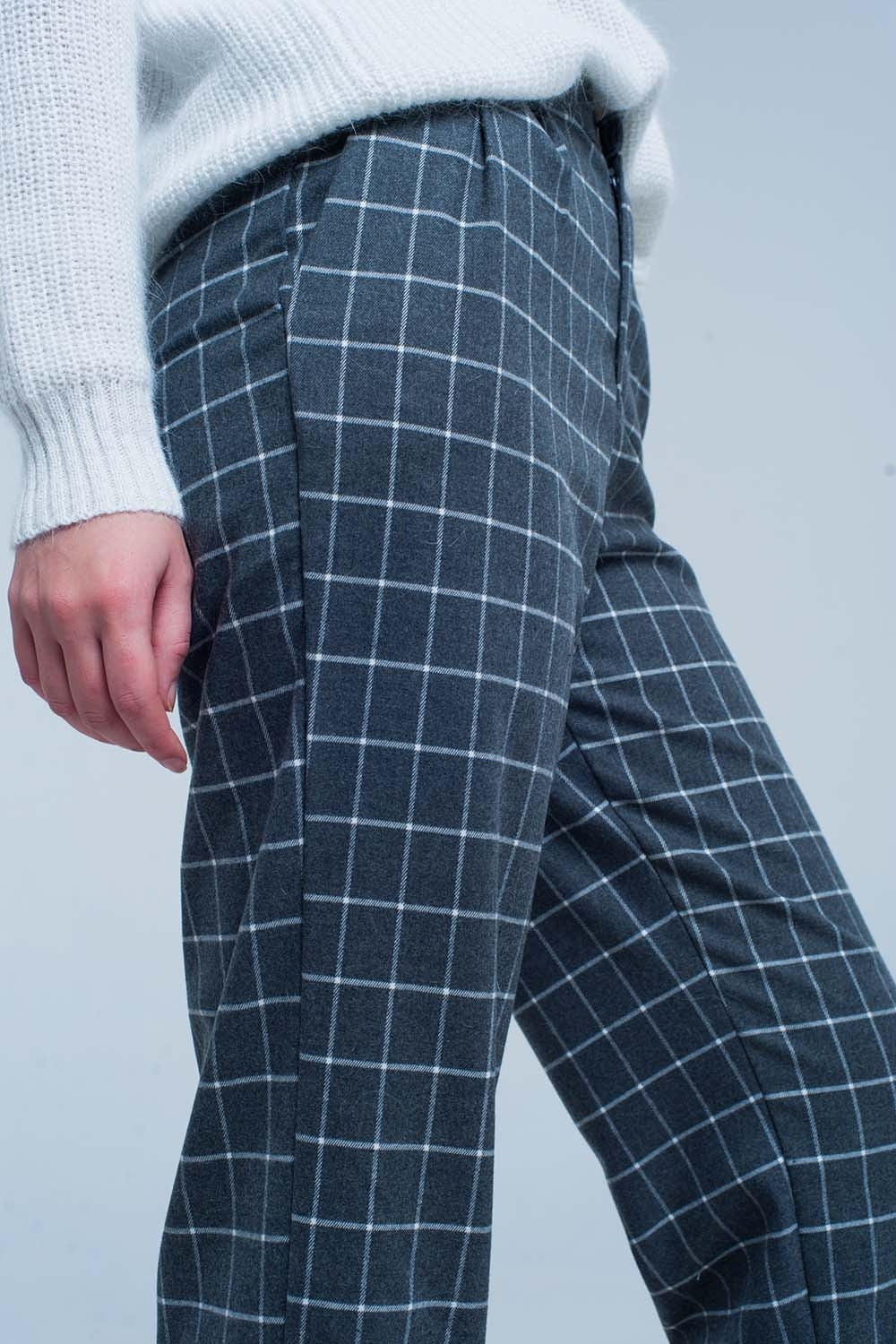 Pantalon gris en estampado de cuadros en blanco Q2
