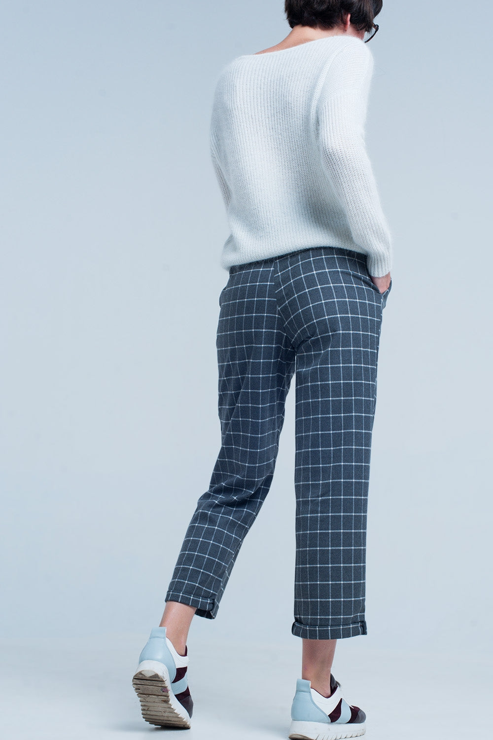 Pantalon gris en estampado de cuadros en blanco Q2